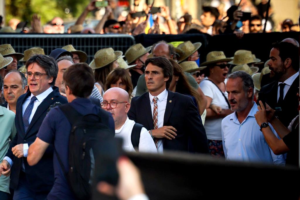 L'expresident Carles Puigdemont, seguit del seu advocat, Gonzalo Boye, arribant a l'escenari de Lluís Companys. ACN / Jordi Borràs