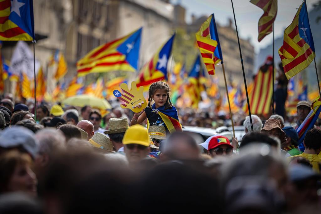 L’independentisme treu 73.500 persones al carrer en la manifestació descentralitzada de la Diada. ACN