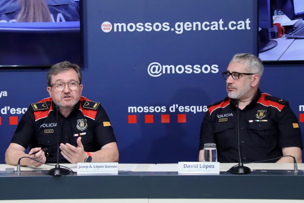 L'inspector dels Mossos Josep Antoni López Garzón i el caporal David López, en roda de premsa aquest divendres . ACN