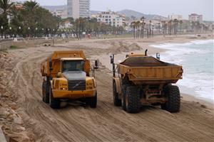 Màquines excavadores traslladant sorra a la platja del Francàs del Vendrell  . ACN