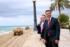 Màquines excavadores traslladant sorra a la platja del Francàs del Vendrell  