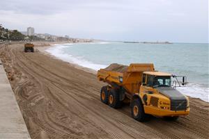 Màquines excavadores traslladant sorra a la platja del Francàs del Vendrell  