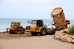 Màquines excavadores traslladant sorra a la platja del Francàs del Vendrell  