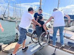 Mar Obert es dedica a oferir excursions en vaixell de vela per grups de persones amb diversitat funcional