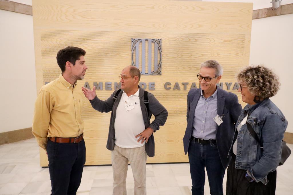 Membres de l’Associació per un Nou Hospital Comarcal de Vilanova i la Geltrú al Parlament de Catalunya. Eix