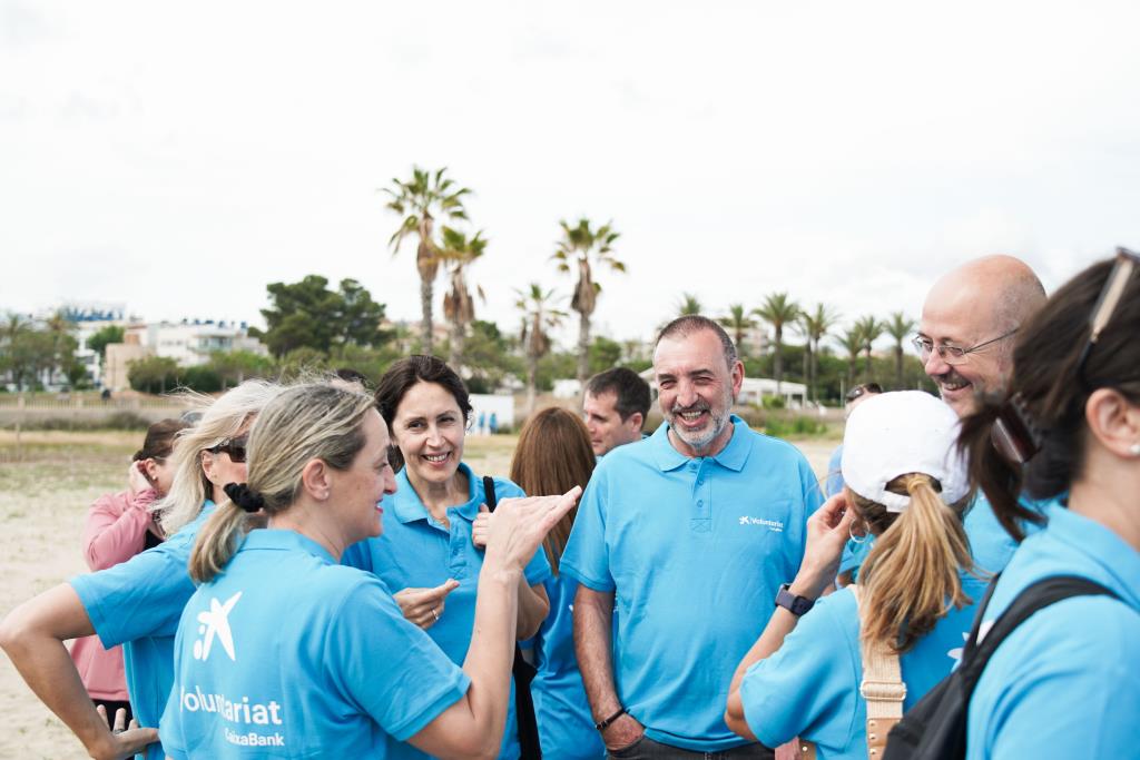 Més de 150 voluntaris de CaixaBank participen en una jornada de plogging a la platja Ribes Roges de Vilanova i la Geltrú. CaixaBank