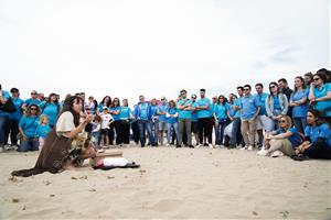 Més de 150 voluntaris de CaixaBank participen en una jornada de plogging a la platja Ribes Roges de Vilanova i la Geltrú