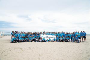 Més de 150 voluntaris de CaixaBank participen en una jornada de plogging a la platja Ribes Roges de Vilanova i la Geltrú