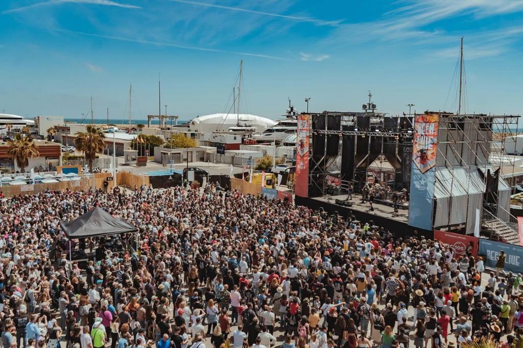 Més de 33.000 persones omplen la Beer Live durant tot el cap de setmana al port de Vilanova. Beer Live