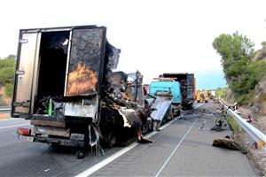 Mor calcinat el conductor d'un camió en un xoc per encalç amb un altre camió a l'AP-2 a la Bisbal del Penedès. ACN