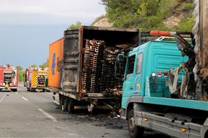 Mor calcinat el conductor d'un camió en un xoc per encalç amb un altre camió a l'AP-2 a la Bisbal del Penedès