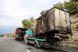 Mor calcinat el conductor d'un camió en un xoc per encalç amb un altre camió a l'AP-2 a la Bisbal del Penedès