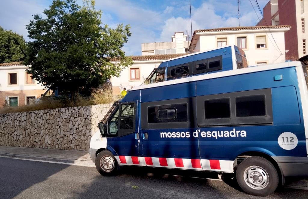 Mossos d'esquadra a l'antiga caserna de la Guàrdia Civil de Sant Sadurní. Eix