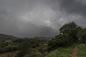 Nova nuvolada amb tempesta acostant-se per ponent, a Sant Quintí de Mediona, després de la tempesta s'ha deixat veure una mica el sol. Xavi Navas