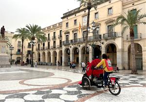 Passejades en tricicles elèctrics adaptats, conduïts per persones voluntàries. Eix