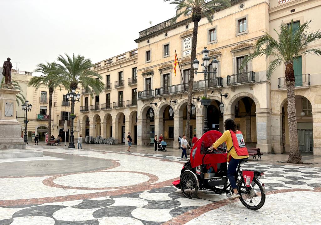 Passejades en tricicles elèctrics adaptats, conduïts per persones voluntàries. Eix