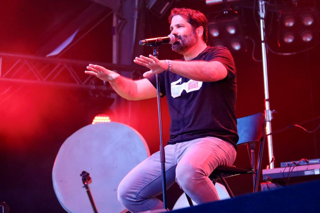 Pau Debon, cantant d'Antònia Font, en una actuació a Sabadell. ACN