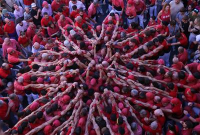 Pinya de l'intent desmuntant de 7 de 8 dels Nens del Vendrell en la diada de la Fira de Santa Teresa. ACN