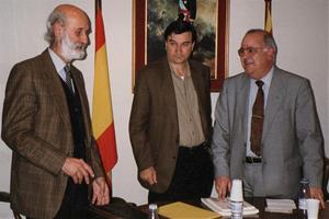 Puig Rovira a la sala d’actes de l’Ajuntament, amb Francesc Vicens i Joan Vidal, quan el 1997 va rebre el Premi d’Investigació Local 