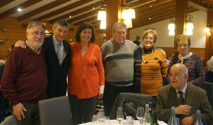 Puig Rovira i la seva esposa Maria Teresa en un dinar del GEC Amics del Castell (2023) al costat de membres de l’Institut d’Estudis Penedesencs