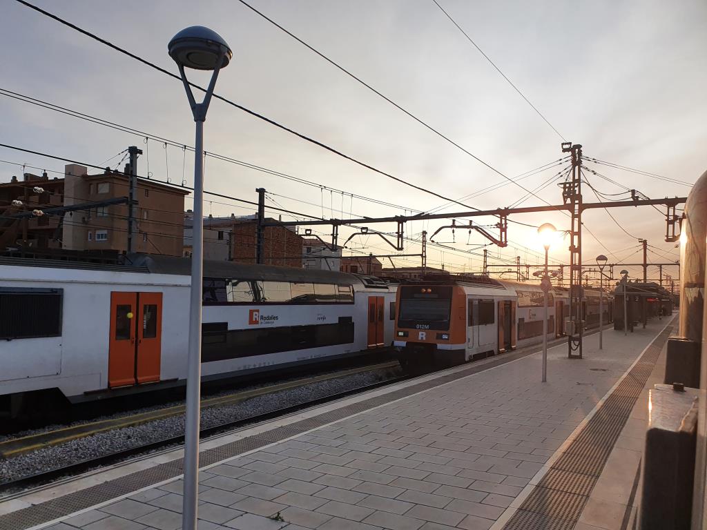 Renfe ofereix 10.500 places addicionals als trens de Rodalies que enllacen Barcelona amb Garraf . Rodalies