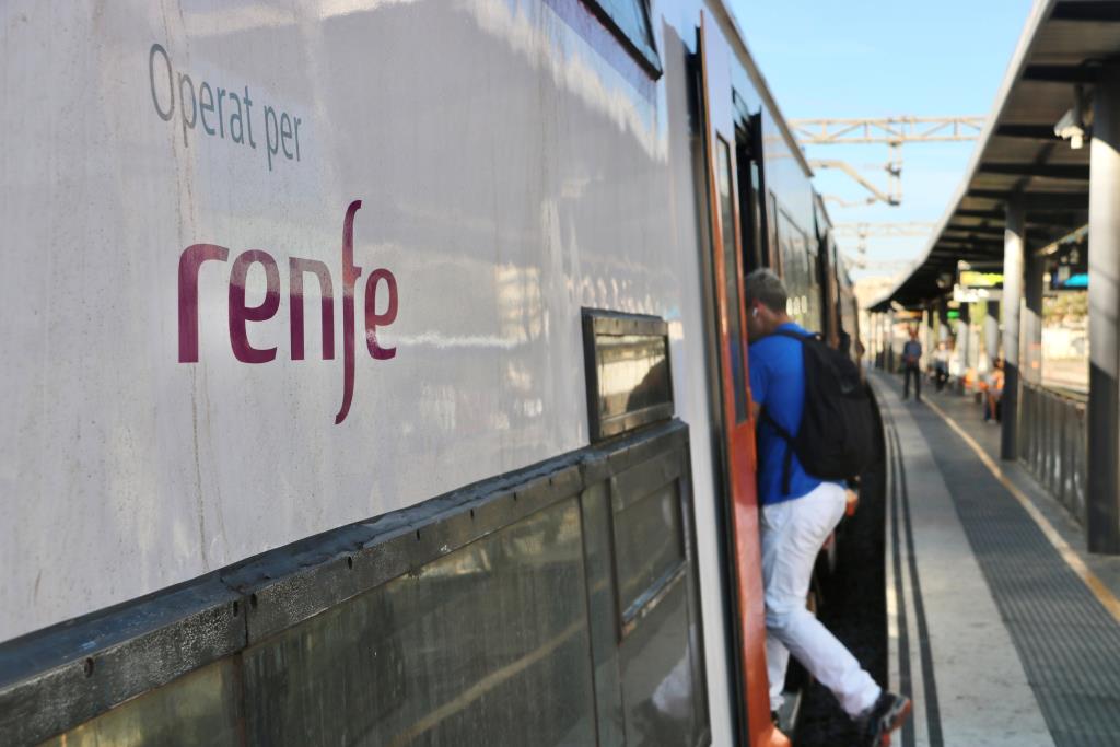 Renfe oferirà fins a 128 autobusos cada hora entre Gavà i Barcelona per les obres d'accés a l'aeroport del Prat. ACN