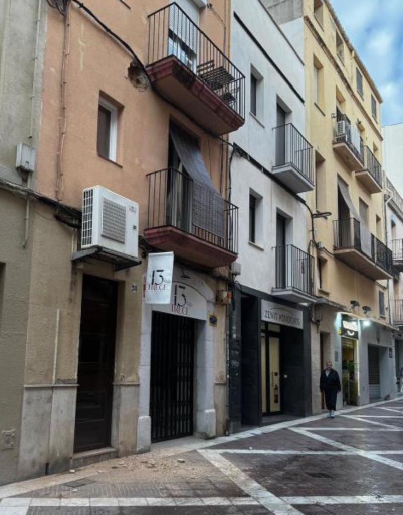 Retiren les jardineres enlairades dels carrers Caputxins i Sant Sebastià de Vilanova. @susanaaguiloiad