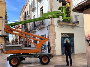 Retiren les jardineres enlairades dels carrers Caputxins i Sant Sebastià de Vilanova