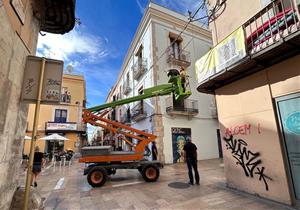 Retiren les jardineres enlairades dels carrers Caputxins i Sant Sebastià de Vilanova