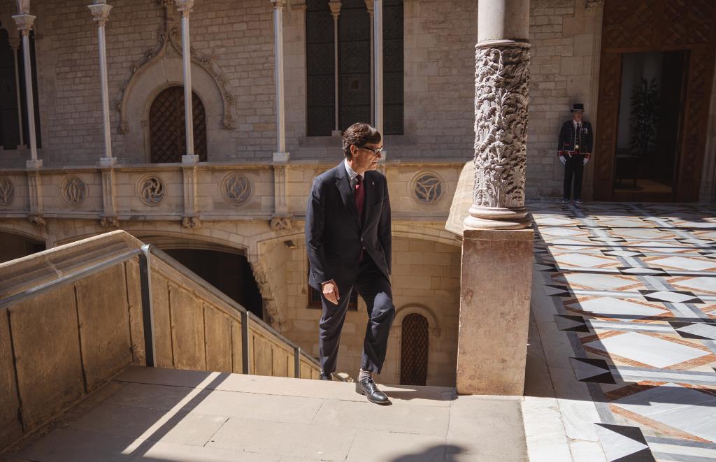 Salvador Illa arriba a la Galeria Gòtica del Palau de la Generalitat  . ACN / Marc Font