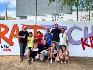 Sis alumnes de La Bisbal del Penedès donen vida a un mur amb el projecte Grafftech Kids. Ajt La Bisbal del Penedès