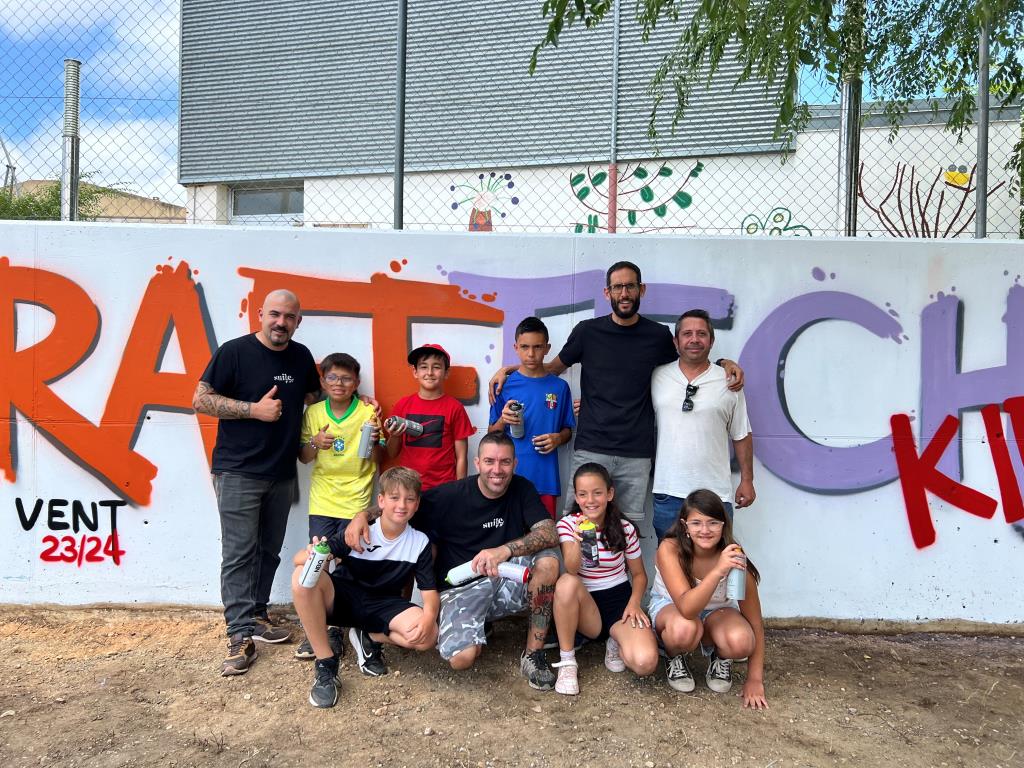 Sis alumnes de La Bisbal del Penedès donen vida a un mur amb el projecte Grafftech Kids. Ajt La Bisbal del Penedès