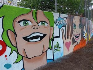 Sis alumnes de Sant Pere de Riudebitlles donen vida a un mur amb el projecte Grafftech Kids