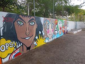 Sis alumnes de Sant Pere de Riudebitlles donen vida a un mur amb el projecte Grafftech Kids