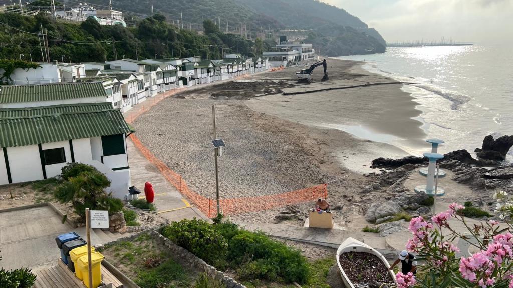 Sitges inicia la recuperació de la platja de Sant Sebastià amb l'aportació de sorra. Ajuntament de Sitges