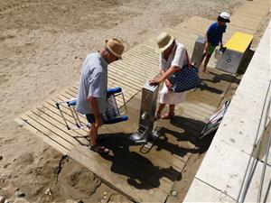 Sitges recupera l’ús de la platja de Sant Sebastià després de l’aportació de sorra