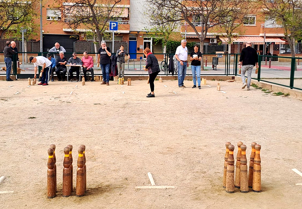 Tirada de bitlles catalanes a Vilanova. Eix