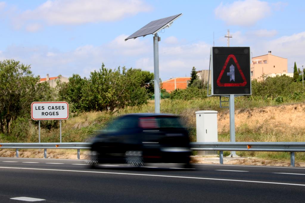 Trànsit implanta senyals que s’activen amb el pas dels vehicles per millorar la segurerat a l’N-340 a l’Alt Penedès. ACN