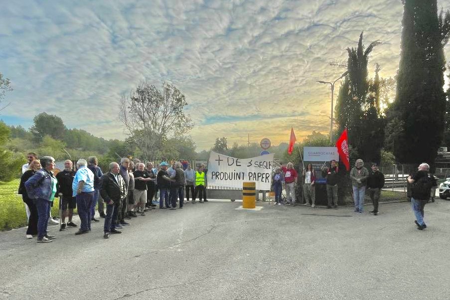 Treballadors de Guarro Casas a Gelida es manifesten contra el tancament de la línia de fabricació de paper. ACN