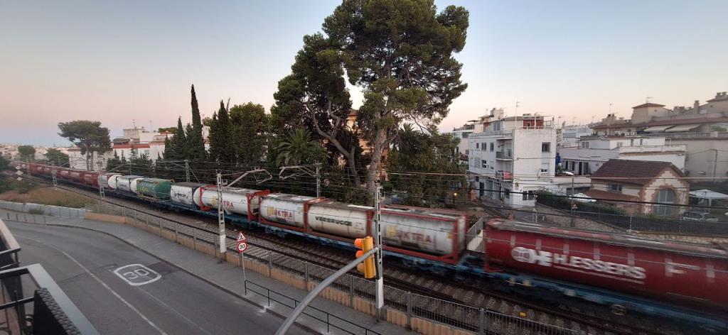 Tren de mercaderies creuent pel mig de Sitges. Eix