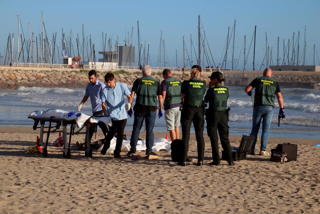 Troben el cadàver d'un home d'uns 50 anys surant a l'aigua en una platja de Calafell. ACN