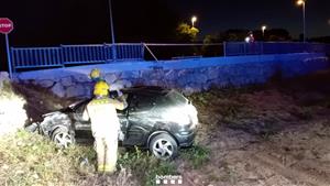 Un cotxe xoca contra una tanca i s'estimba per un marge de dos metres a Santa Oliva. Bombers