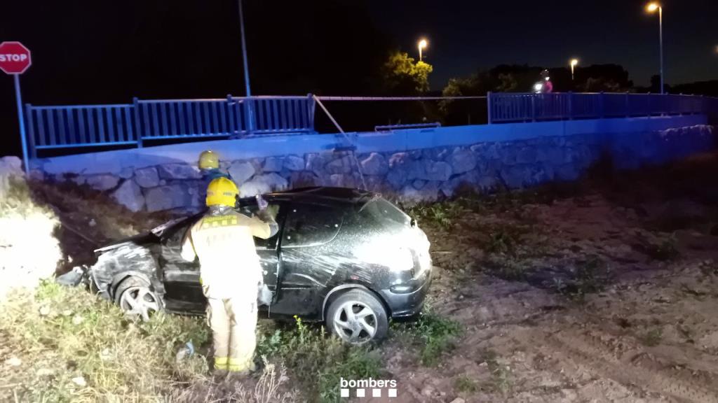 Un cotxe xoca contra una tanca i s'estimba per un marge de dos metres a Santa Oliva. Bombers