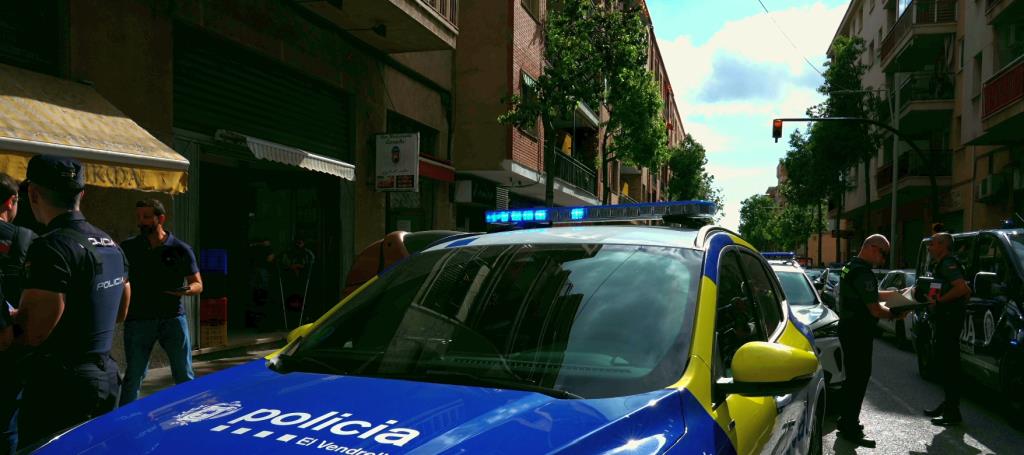 Un detingut, 26 identificatsi  92 bengales decomissades en un operatiu policial al Vendrell. Ajuntament del Vendrell