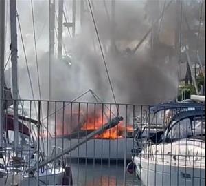 Un incendi crema parcialment un veler del port de Vilanova i la Geltrú