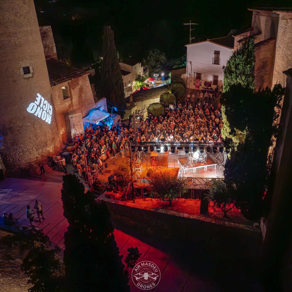 Un Monocicle de rècord enlluerna i omple el Castell de Ribes amb música i nou talent. Monocicle