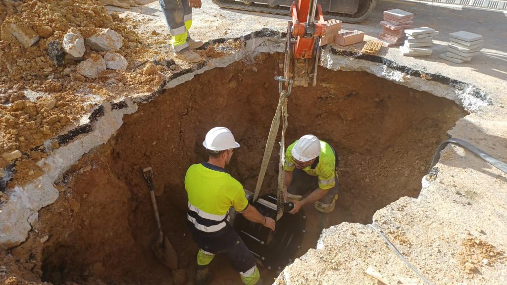 Una avaria a la xarxa deixa sense aigua una part de Vilanova i obliga a tallar el carrer Cap de Creu. Ajuntament de Vilanova