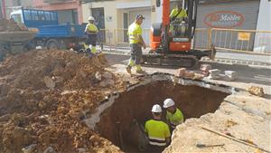 Una avaria a la xarxa deixa sense aigua una part de Vilanova i obliga a tallar el carrer Cap de Creu