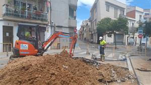 Una avaria a la xarxa deixa sense aigua una part de Vilanova i obliga a tallar el carrer Cap de Creu