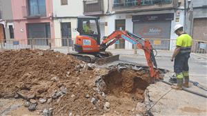 Una avaria a la xarxa deixa sense aigua una part de Vilanova i obliga a tallar el carrer Cap de Creu